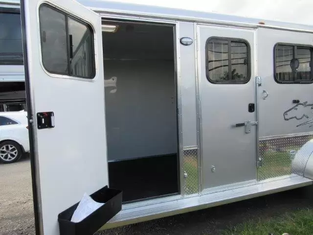 Homesteader Stallion 3 Horse Gooseneck Trailer – Slant Load 6 Homesteader Stallion 3 Horse Gooseneck Trailer – Slant Load - Image 6