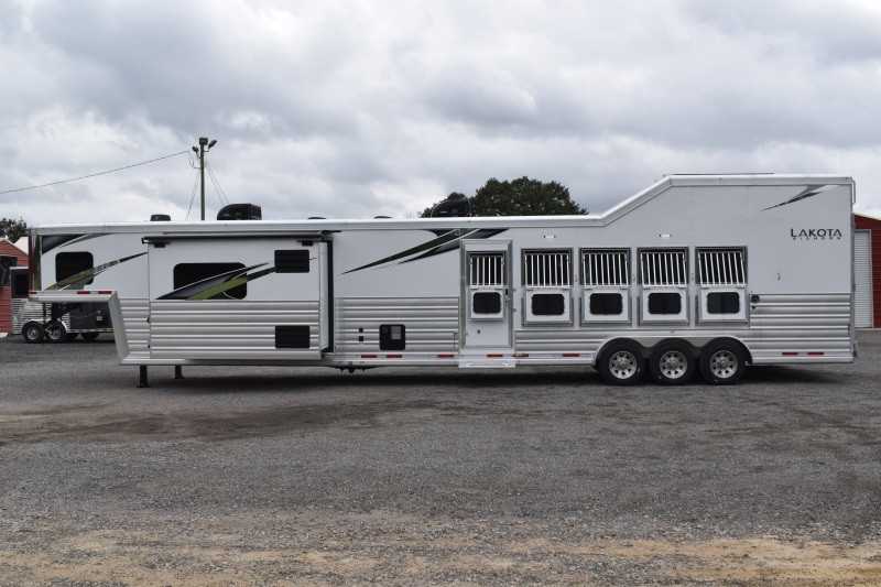 2021 Lakota BigHorn 5 Horse Trailer With Bunkbeds 10 2021 Lakota BigHorn 5 Horse Trailer With Bunkbeds - Image 10
