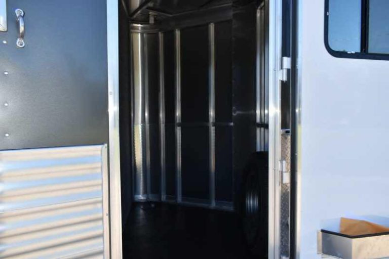 2018 Lakota 83HBPSL 3 Horse Trailer 9 2018 Lakota 83HBPSL 3 Horse Trailer - Image 9