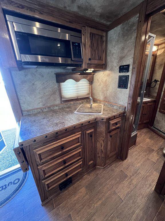 2009 Platinum Coach 3 H 16’ LQ with Outlaw Conversion 34 2009 Platinum Coach 3 H 16’ LQ with Outlaw Conversion - Image 34