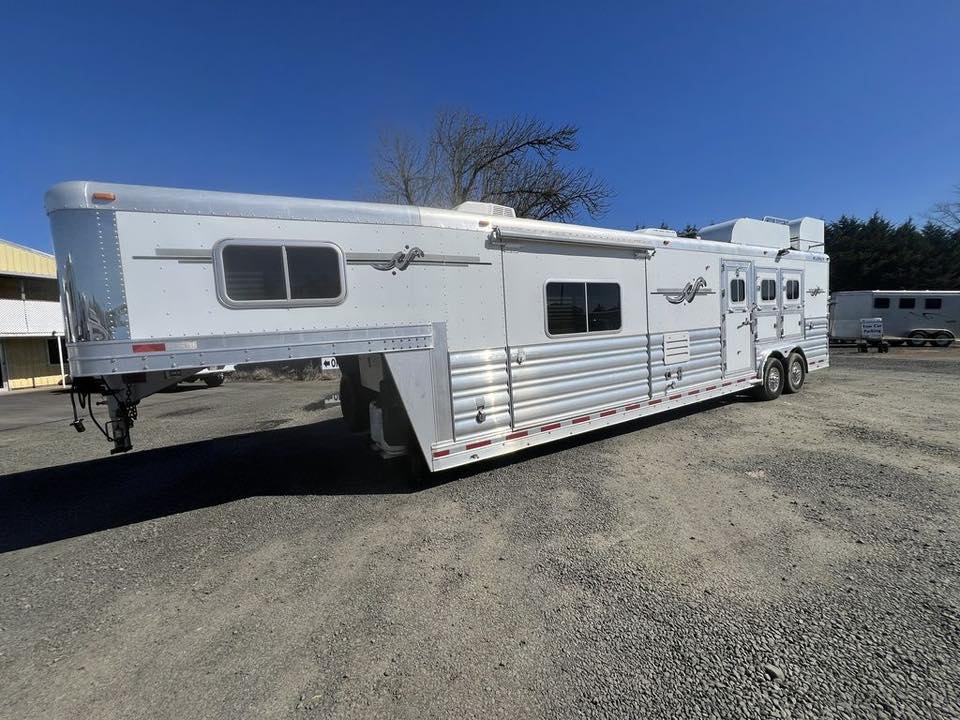 2009 Platinum Coach 3 H 16’ LQ with Outlaw Conversion 1 2009 Platinum Coach 3 H 16’ LQ with Outlaw Conversion
