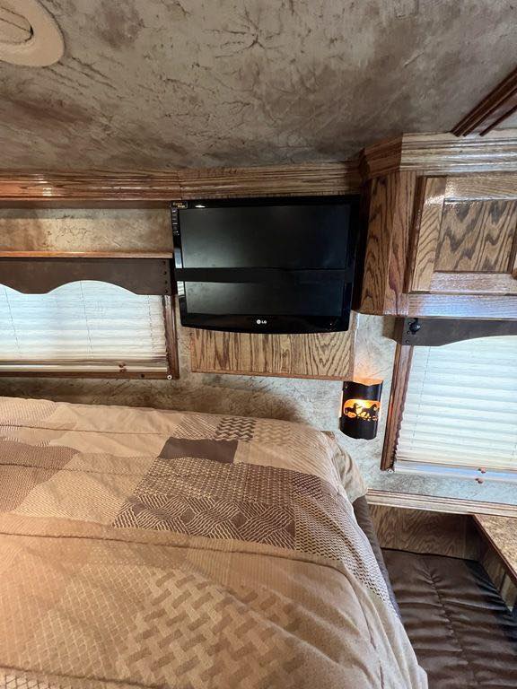 2009 Platinum Coach 3 H 16’ LQ with Outlaw Conversion 30 2009 Platinum Coach 3 H 16’ LQ with Outlaw Conversion - Image 30