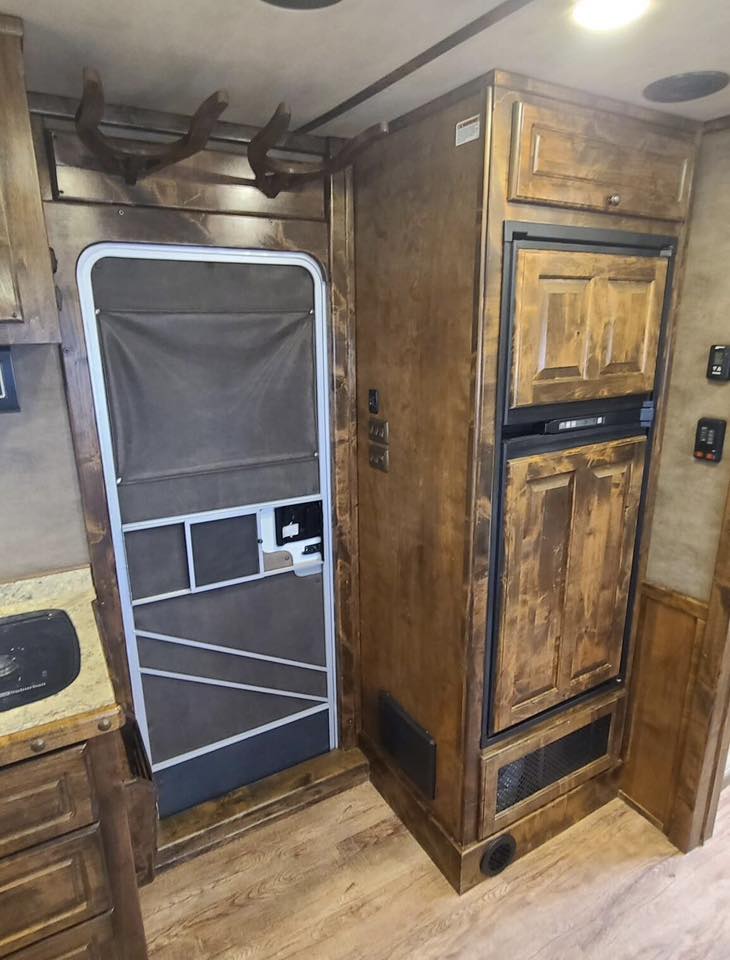 2017 Platinum Coach Outlaw 4 Horse 12' 8" Outlaw Conversion Slide Out Gallery 24 2017 Platinum Coach Outlaw 4 Horse 12' 8" Outlaw Conversion Slide Out Gallery - Image 24