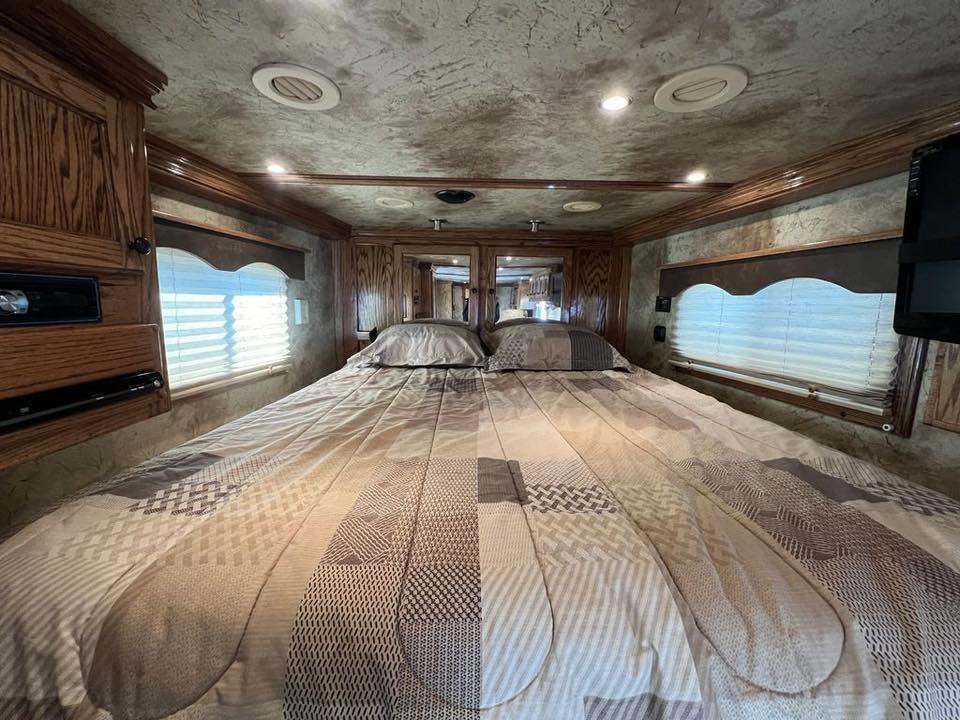 2009 Platinum Coach 3 H 16’ LQ with Outlaw Conversion 28 2009 Platinum Coach 3 H 16’ LQ with Outlaw Conversion - Image 28