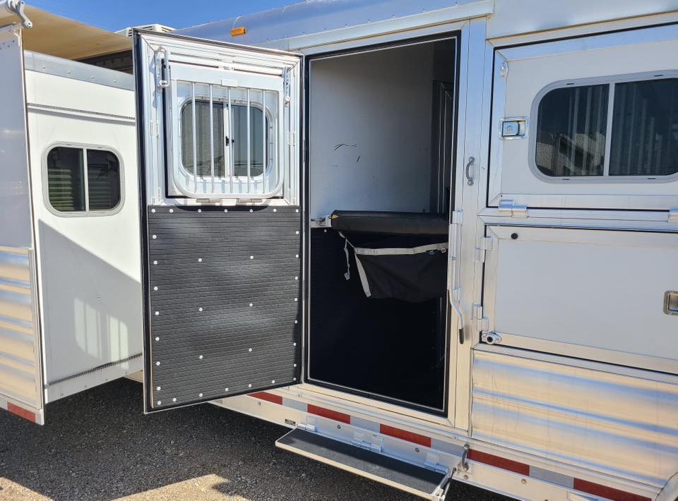2017 Platinum Coach Outlaw 4 Horse 12' 8" Outlaw Conversion Slide Out Gallery 8 2017 Platinum Coach Outlaw 4 Horse 12' 8" Outlaw Conversion Slide Out Gallery - Image 8
