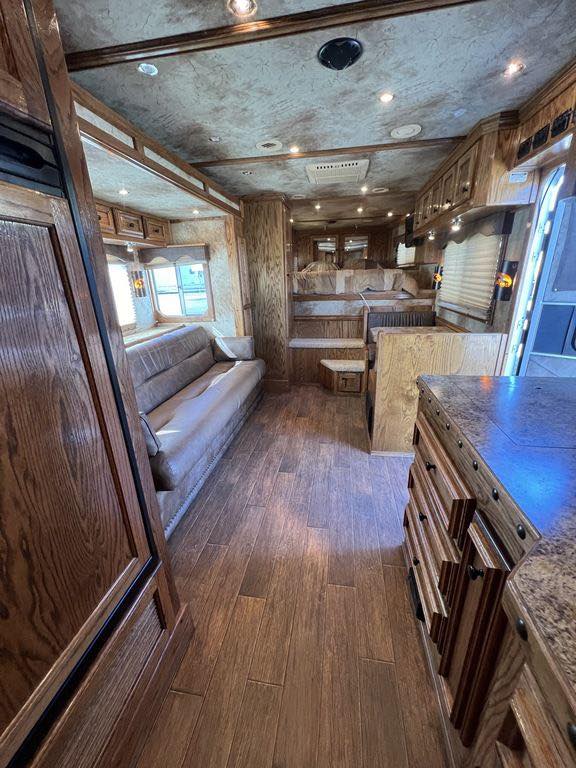 2009 Platinum Coach 3 H 16’ LQ with Outlaw Conversion 24 2009 Platinum Coach 3 H 16’ LQ with Outlaw Conversion - Image 24