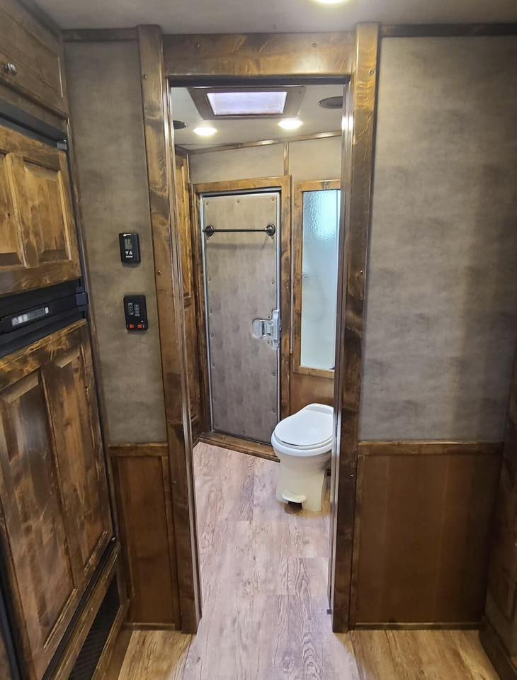 2017 Platinum Coach Outlaw 4 Horse 12' 8" Outlaw Conversion Slide Out Gallery 20 2017 Platinum Coach Outlaw 4 Horse 12' 8" Outlaw Conversion Slide Out Gallery - Image 20