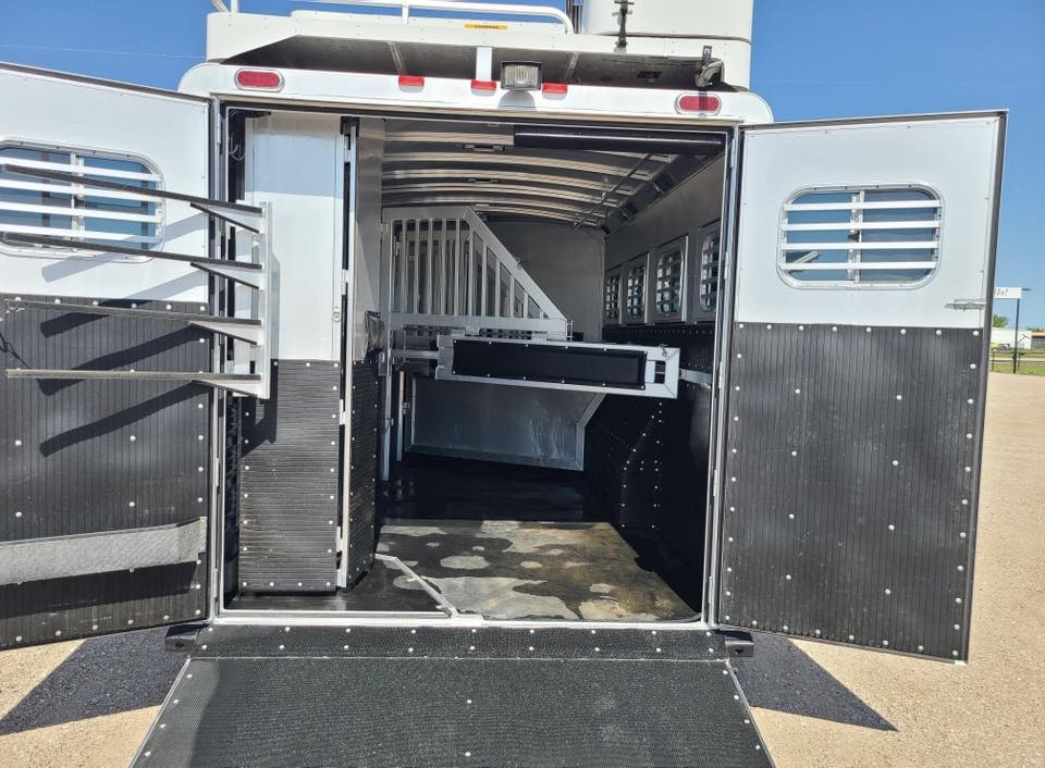 2017 Platinum Coach Outlaw 4 Horse 12' 8" Outlaw Conversion Slide Out Gallery 9 2017 Platinum Coach Outlaw 4 Horse 12' 8" Outlaw Conversion Slide Out Gallery - Image 9